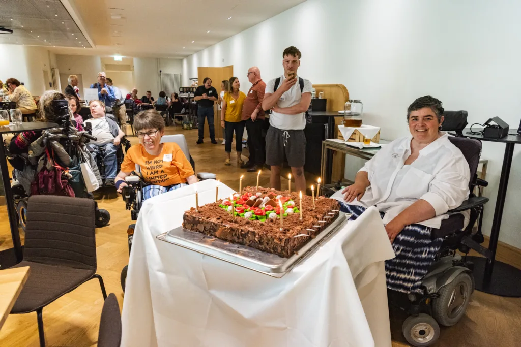 Jubiläumsfeier mit Torte © Agile/Mark Henley