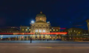 Bundeshaus nachts mit Verkehr