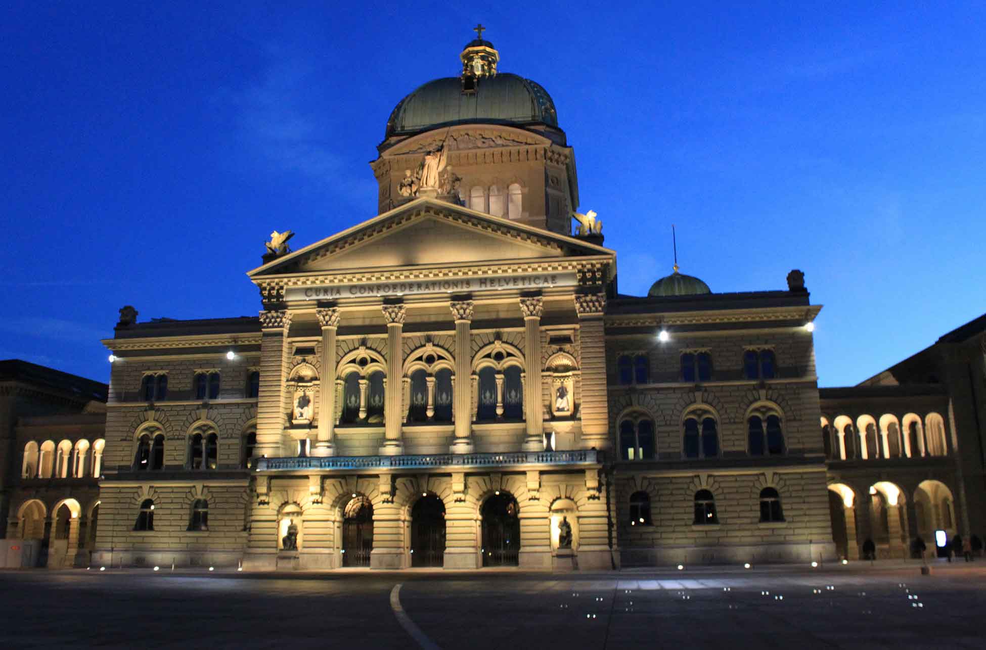 Bundeshaus nachts