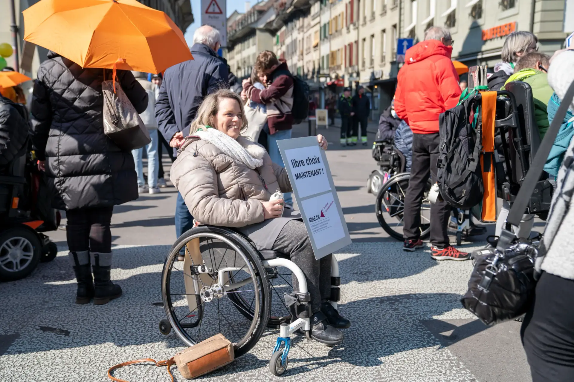 Maud Theler, im Vorstand von Agile, geht für ihr Recht auf Selbstbestimmung auf die Strasse © Inclusion Handicap Weckruf-Aktion vom 9. März 2022