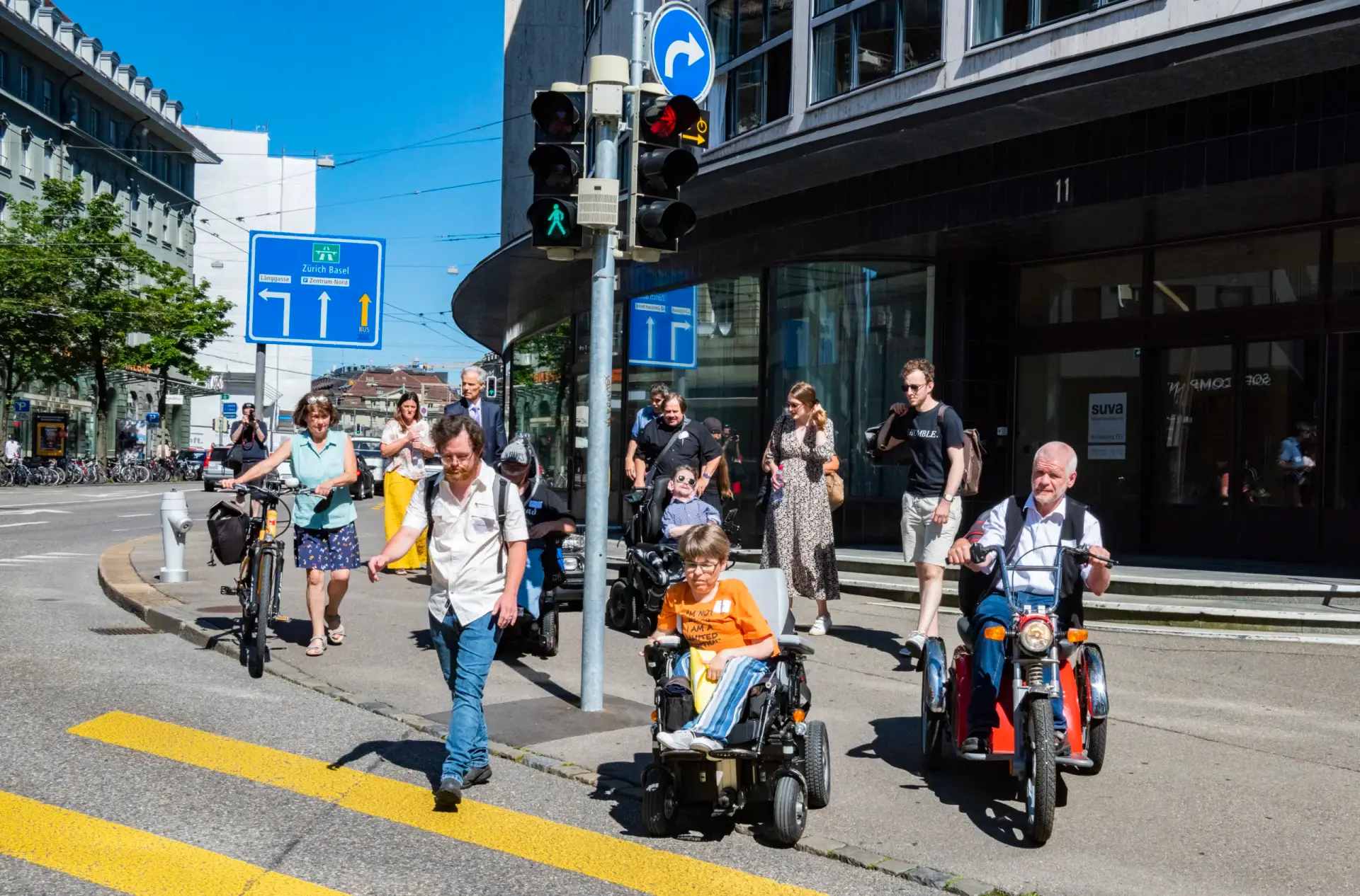 Menschen mit Behinderungen unterwegs in den Strassen Berns.