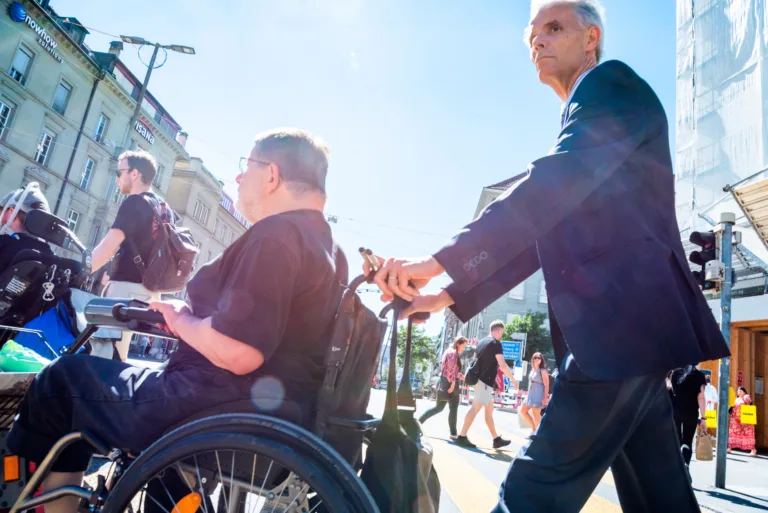 Menschen mit Behinderungen unterwegs in den Strassen Berns.