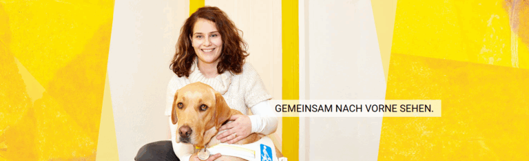 Eine Person sitzt und hält einen Hund im Arm. Im Hintergrund sind gelbe und weisse Streifen zu sehen. Der Text „GEMEINSAM NACH VORNE SEHEN“ steht im Bild und symbolisiert Zusammenhalt und Zuversicht.
