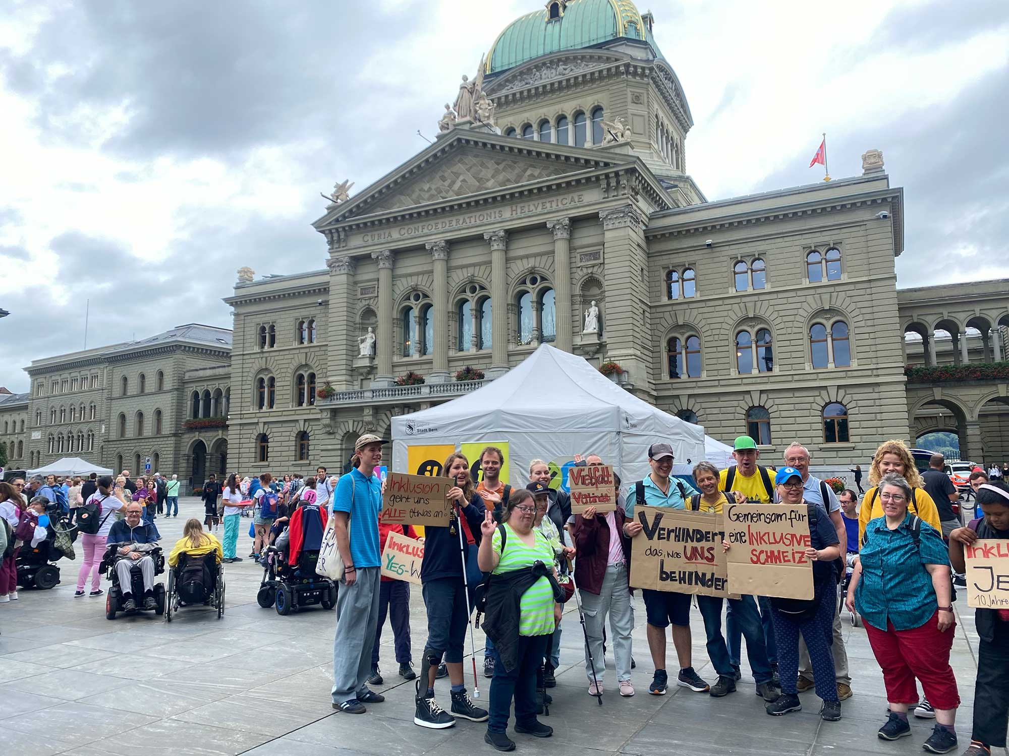 Teilnehmende Menschen mit und ohne Behinderungen bei Einreichung der Inklusionsinititative, September 24 in Bern © Agile