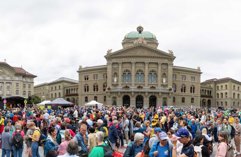 Menschenmenge vor dem Bundeshaus in Bern bei der Einreichung der Inklusionsinitiative im September 2024. Foto: Monique Wittwer.