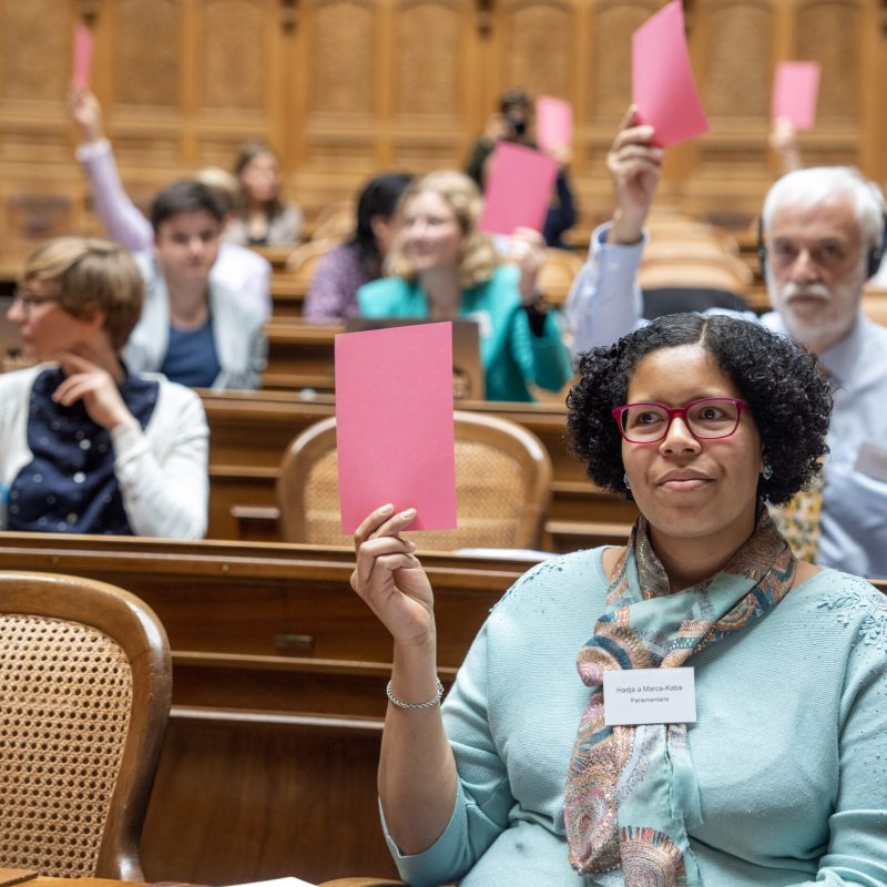 Hadja a Maca Kaba, membre du comité d'Agile, vote lors de la première session des personnes handicapées, en mars 2023