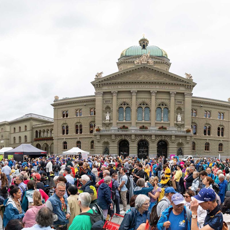 Menschenmenge vor dem Bundeshaus in Bern bei der Einreichung der Inklusionsinitiative im September 2024. Foto: Monique Wittwer.
