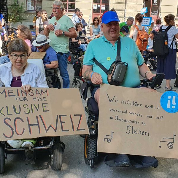 Teilnehmende bei der Übergabe des Manifests Schlüssel zur Inklusion im Juni 25 in Bern. © Silvia Raemy, Agile