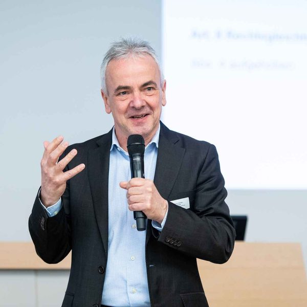 Staatsrechtler Markus Schefer an der ausserordentlichen Delegiertenversammlung von Agile und Inclusion Handicap im Januar 2023