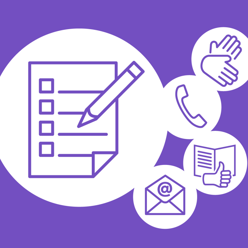 Grafik zum Thema vorgängige Abfrage von Bedarfen auf violettem Hintergrund: Im Zentrum steht ein Formular mit Checkboxen und einem Stift als Symbol für das Erfassen individueller Bedürfnisse. Daneben sind weitere Symbole angeordnet, darunter Hände für Gebärdensprache, ein Telefonhörer, ein E-Mail-Symbol sowie ein Buch mit Daumen nach oben für leicht verständliche Informationen. Die Darstellung verdeutlicht, dass unterschiedliche Unterstützungsbedarfe frühzeitig abgefragt werden.