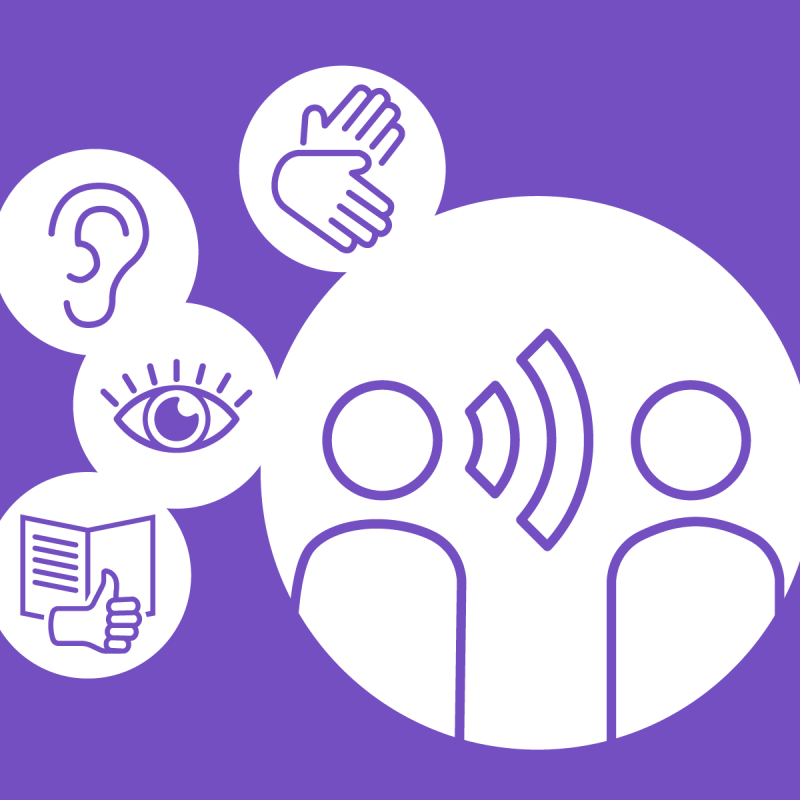 Grafik zum Thema barrierefreie Kommunikation auf violettem Hintergrund: Zwei stilisierte Personen stehen einander gegenüber, zwischen ihnen symbolisieren Schallwellen das Sprechen und Hören. Rundherum sind Symbole für verschiedene Kommunikationsformen angeordnet, darunter ein Ohr (Hören), ein Auge (Sehen), Hände für Gebärdensprache sowie ein Buch mit Daumen nach oben als Zeichen für leicht verständliche Informationen.