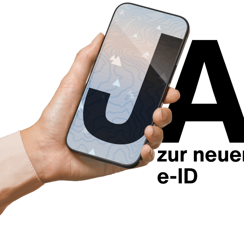 Eine Hand hält ein Smartphone mit einem grossen Buchstaben „J“ auf dem Bildschirm. Daneben steht ein grosses „A“. Unterhalb befindet sich der Schriftzug „zur neuen e-ID“. Das Bild symbolisiert digitale Teilhabe und die Unterstützung der JA-Kampagne zur E-ID.