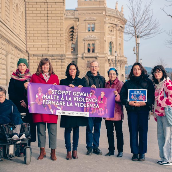 Groupe devant le Palais fédéral à Berne avec une banderole violette «Stoppt Gewalt – Halte à la violence – Fermare la violenza» et un panneau affichant le nombre de 5869 signatures.