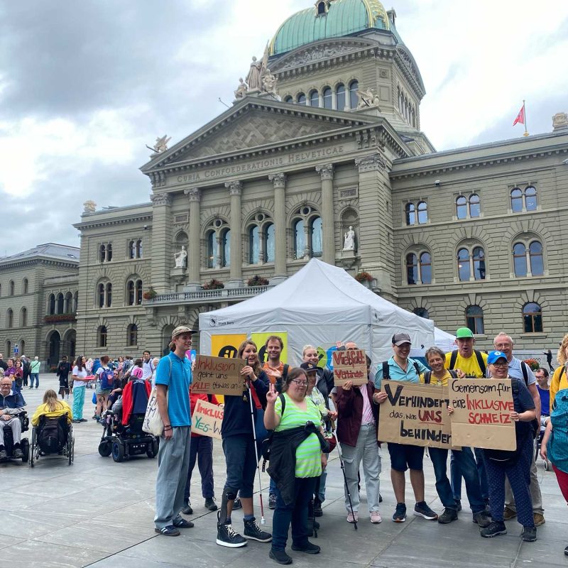 Teilnehmende Menschen mit und ohne Behinderungen bei Einreichung der Inklusionsinititative, September 24 in Bern © Agile